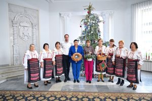 Seniorii de la Budești au colindat angajații Primăriei Chișinău