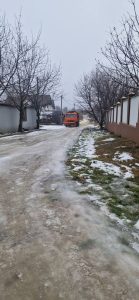 Primăria Chișinău continuă să susțină suburbiile în intervențiile de combatere a ghețușului și poleiului depuse pe drumurile locale