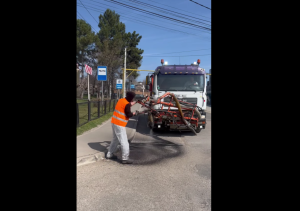Drumul de acces spre Budești, deteriorat după iarna severă, reparat prin metoda injectării - VIDEO