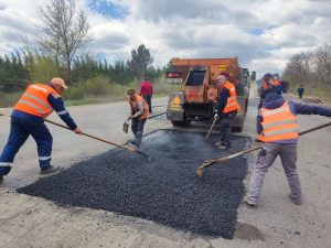 Drumarii continuă reparația carosabilului pe traseul L 455