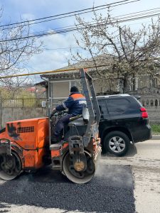 Drumarii din Chișinău continuă lucrările de reabilitare a carosabilului pe mai multe străzi din Durlești