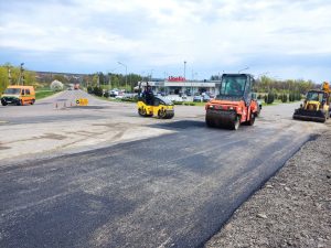 Drumul de acces L 455 spre suburbiile Budești, Tohatin și Cruzești este în plin proces de reparație - VIDEO