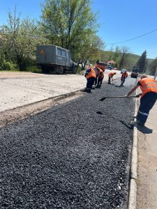Intervențiile drumarilor pe traseul M5 – Cruzești  – Ceroborta și pe calea de acces către Grătiești
