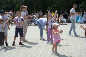 Multe surprize și un concert incendiar îi așteaptă pe oaspeți în cea de-a doua zi Family Fest pe plaja de la Vadul lui Vodă
