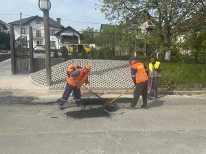 Serviciile municipale intervin cu lucrări de plombare pe strada Sihastrului, care asigură accesul în orașul Codru