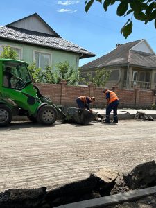 Serviciile Primăriei Chișinău au început reabilitarea carosabilului pe drumul ce leagă orașul Sîngera de satul Floreni
