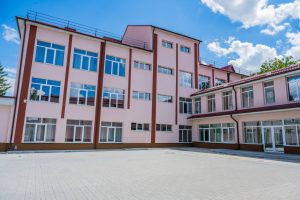 80 la sută din lucrările de amenajare a curții Liceului Teoretic  ”Gh. Ghimpu” din Colonița sunt executate