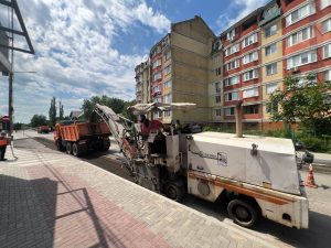 Primăria Chișinău a distribuit mai multor suburbii material asfaltic pentru reparația drumurilor locale